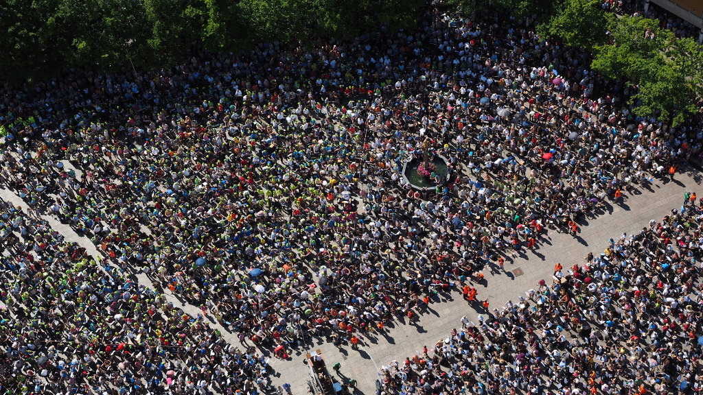 Sie sehen einen großen Platz mit einer Demonstration.