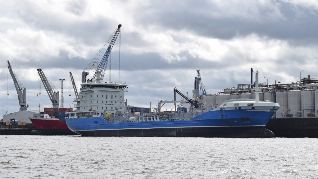 Sie sehen ein Frachtschiff im Hamburger Hafen.