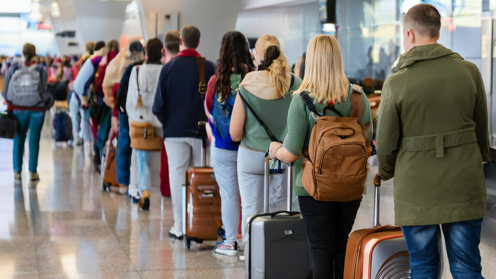 Sie sehen eine Warteschlange am Flughafen.