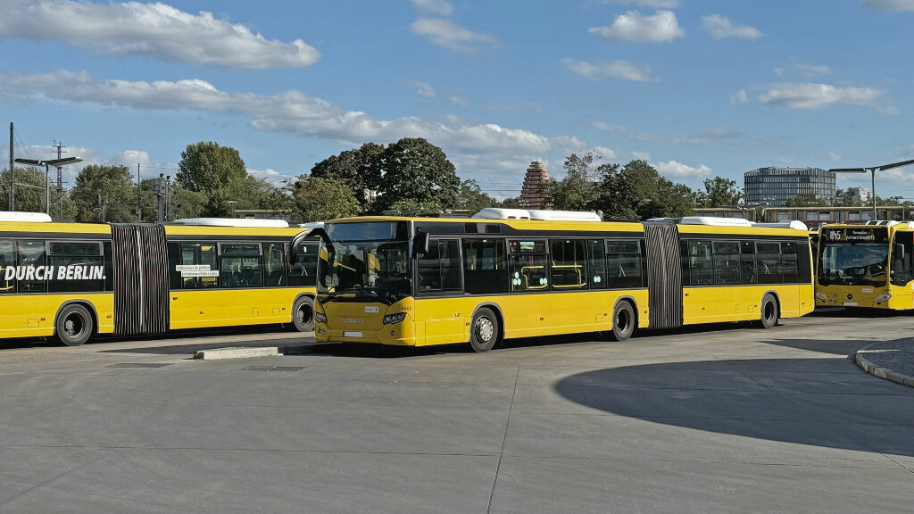 Sie sehen mehrere Linienbusse auf einem Abstellplatz.