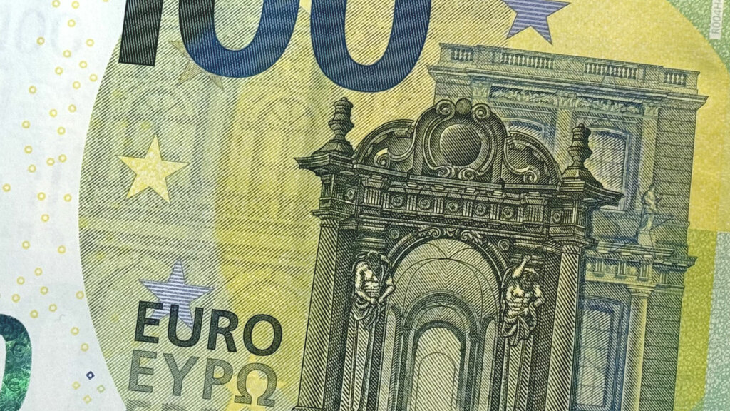 Sie sehen einen Ausschnitt einer 100EUR-Banknote, wie sie im Jahr 2024 aktuell war.