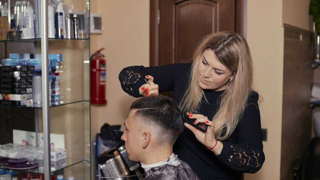 Sie sehen eine Friseurin bei der Arbeit.