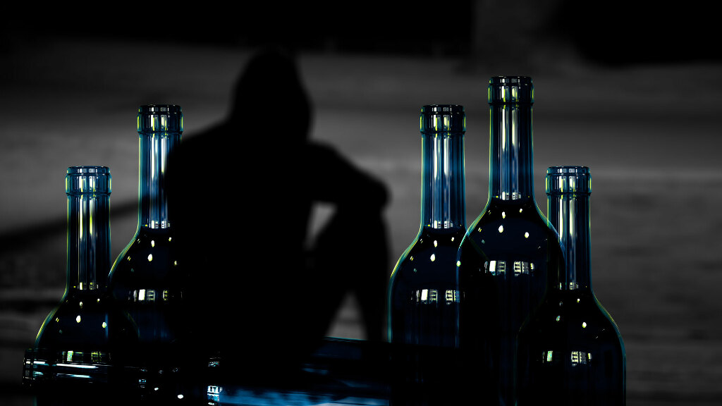 Sie sehen leere Flaschen mit einen schwarzen Schatten einer Person im Hintergrund.
