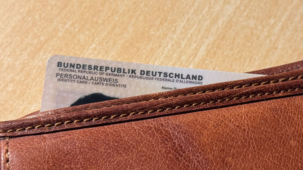 Sie sehen einen Personalausweis, der aus einer Brieftasche herausschaut.