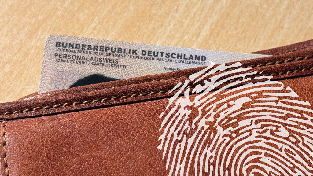 Sie sehen einen Personalausweis, der aus einer Brieftasche herausschaut. Davor ist ein stilisierter Fingerabdruck zu sehen.