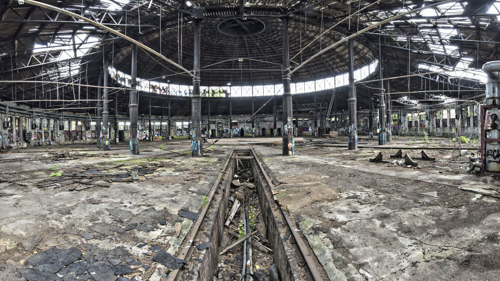 Sie sehen den verfallenen Lokschuppen des ehemaligen Bahnbetriebswerkes Pankow (BW Pankow) in Berlin.