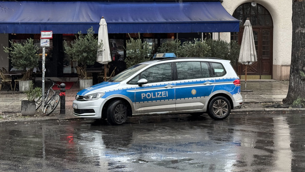 Sie sehen ein geparktes Polizeiauto.