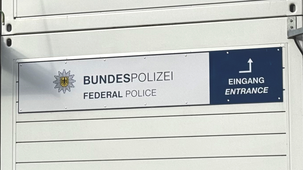 Sie sehen ein Schild an einer Wache der Bundespolizei.