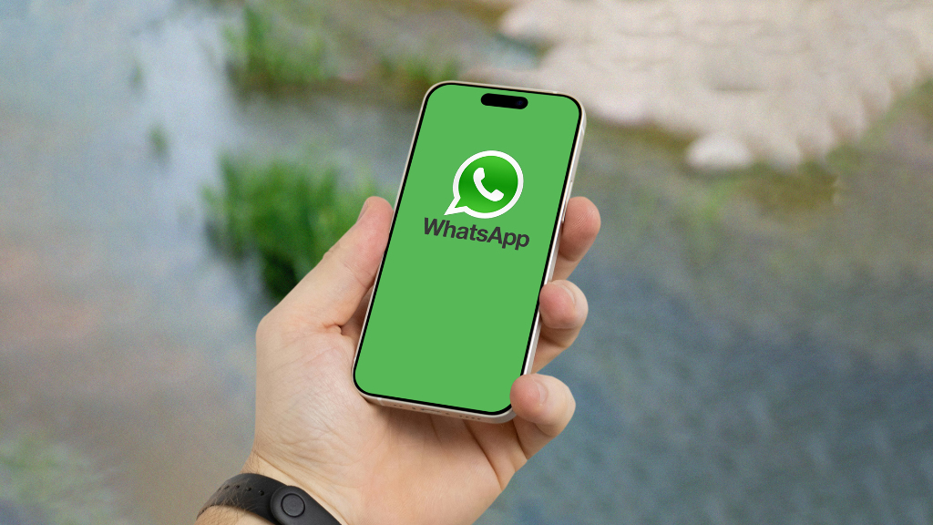 Sie ein Smartphone mit mit Logo von WhatsApp auf dem Bildschirm.