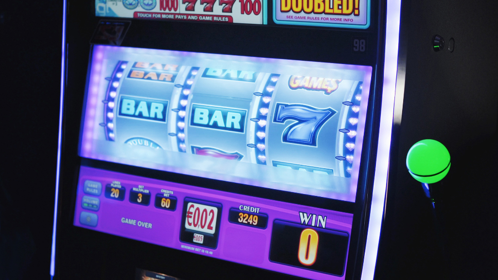 Sie sehen einen Spielautomaten.