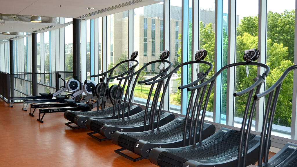 Sie sehen ein Fitnessstudio mit verschiedenen Geräten.