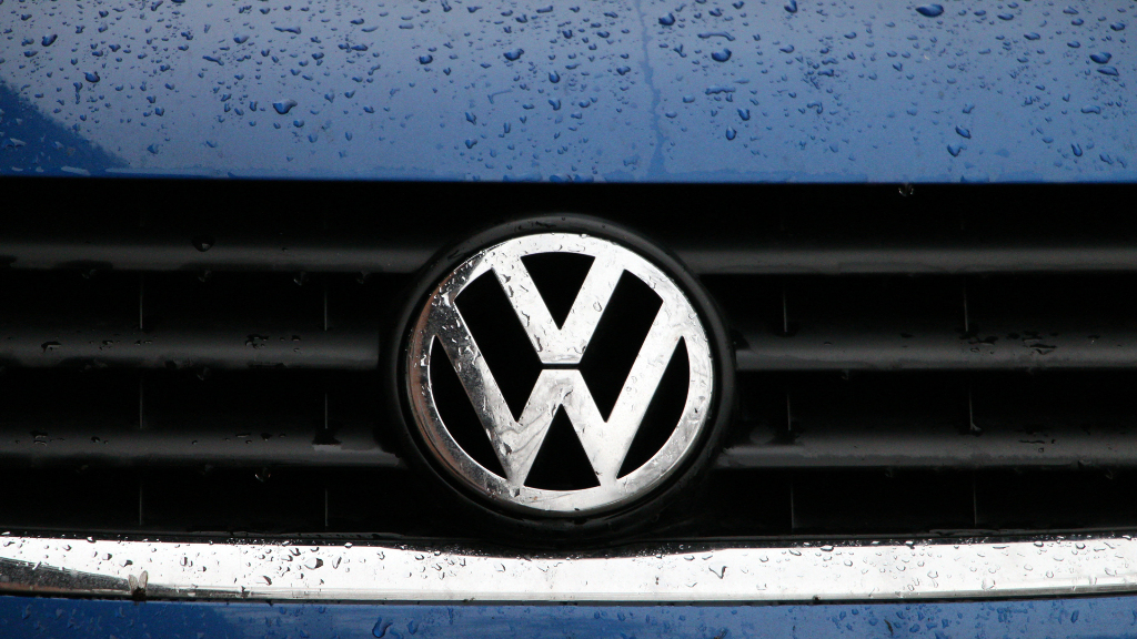 Sie sehen den Kühlergrill eines Autos der Marke Volkswagen.