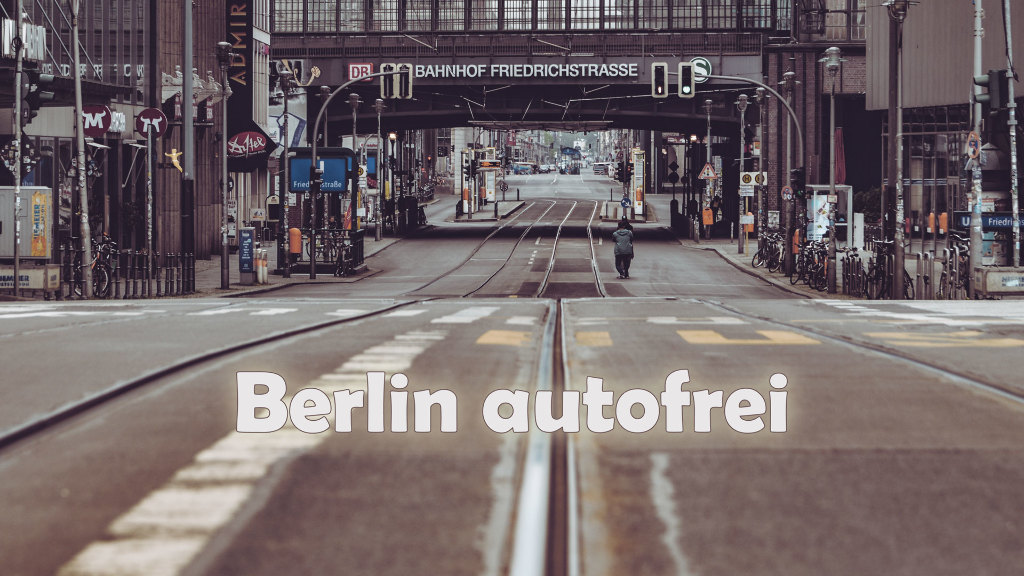 Sie sehen eine Aufnahme der leeren Straßen am Berliner S-Bahnhof Friedrichstraße, ergänzt um den Schriftzug „Berlin autofrei“.