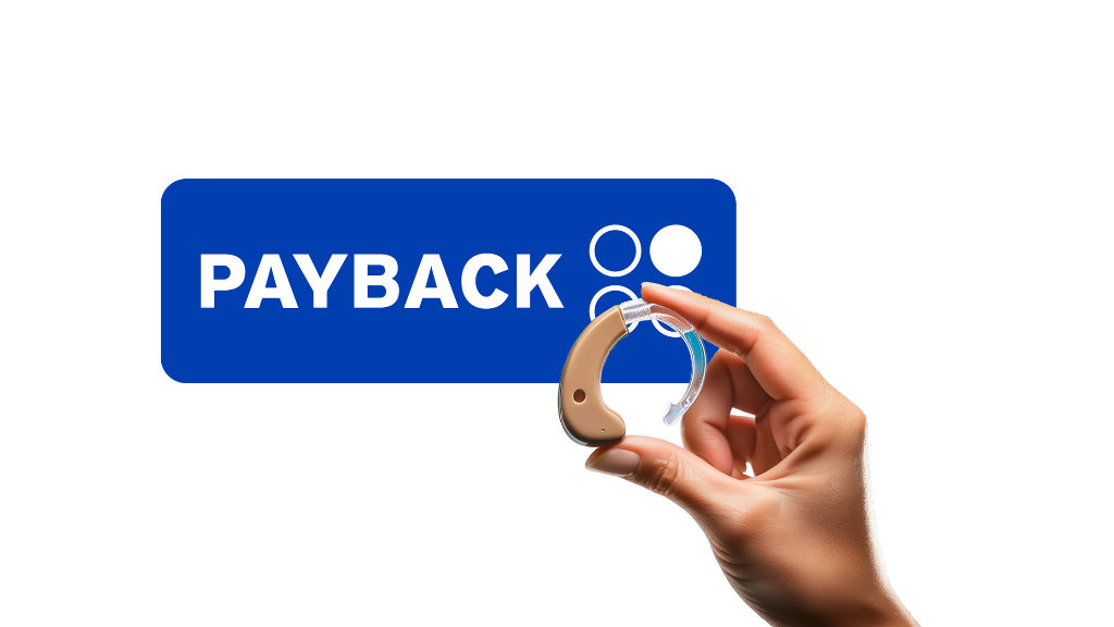 Sie sehen eine Hand, die ein Hörgerät hält und im Hintergrund das Payback-Logo.
