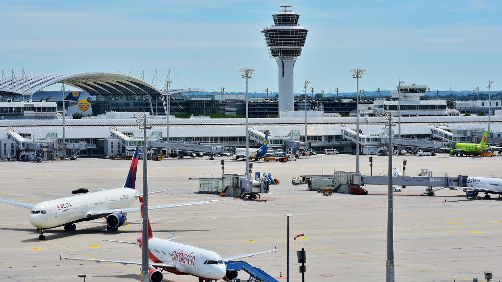Sie sehen das Rollfeld des Flughafen München.