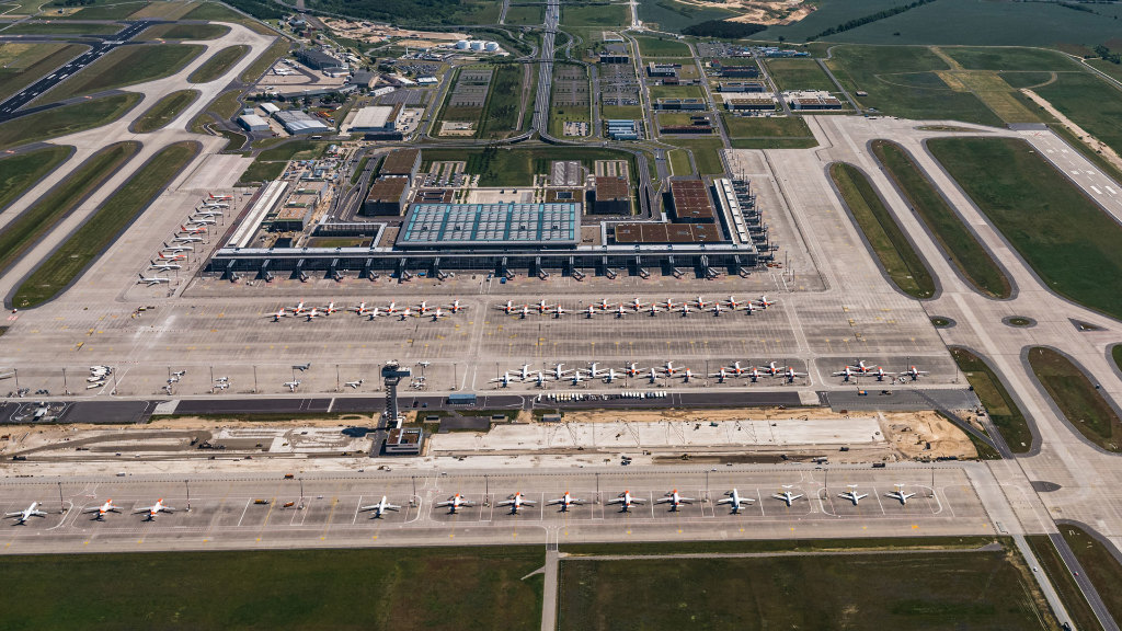 Sie sehen das Rollfeld des Flughafen Berlin-Brandenburg (BER).