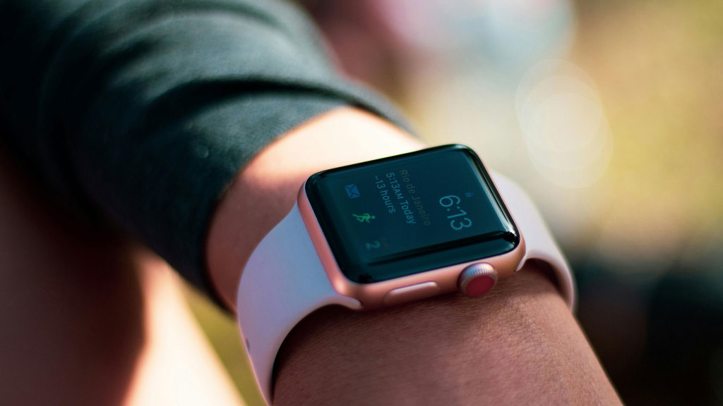 Sie sehen eine Apple Watch am Handgelenk ihres Trägers.