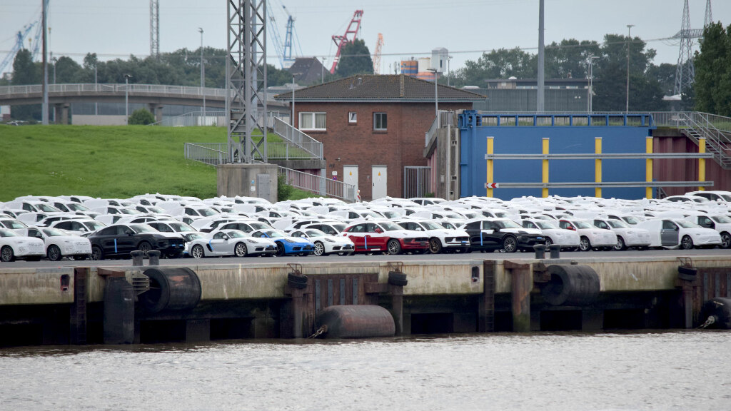 Sie sehen einen Abstellplatz im Hafen von Emden zur Bereitstellung von Autos für den Weitertransport per Bahn oder Schiff.