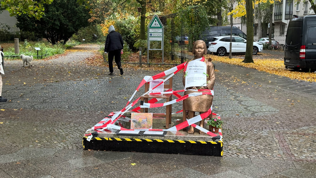 Sie sehen die Friedensstatue, ein Mahnmal auf dem Unionplatz in Moabit (Teil des Berliner Bezirks Mitte), welches an die Zwangsprostituierten der japanischen Armee während des 2. Weltkriegs erinnert.