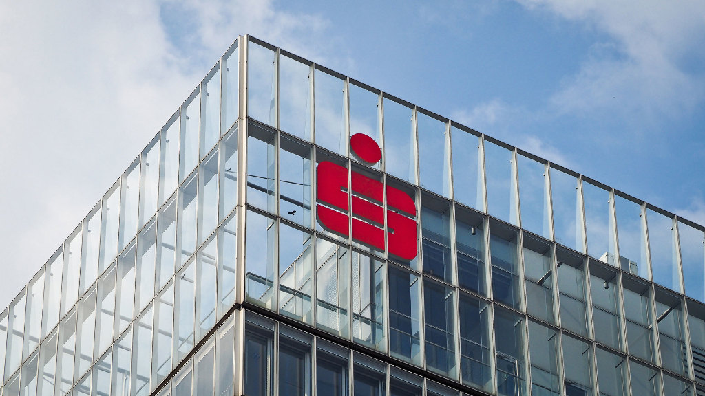 Sie sehen ein modernes Gebäude einer Sparkasse.