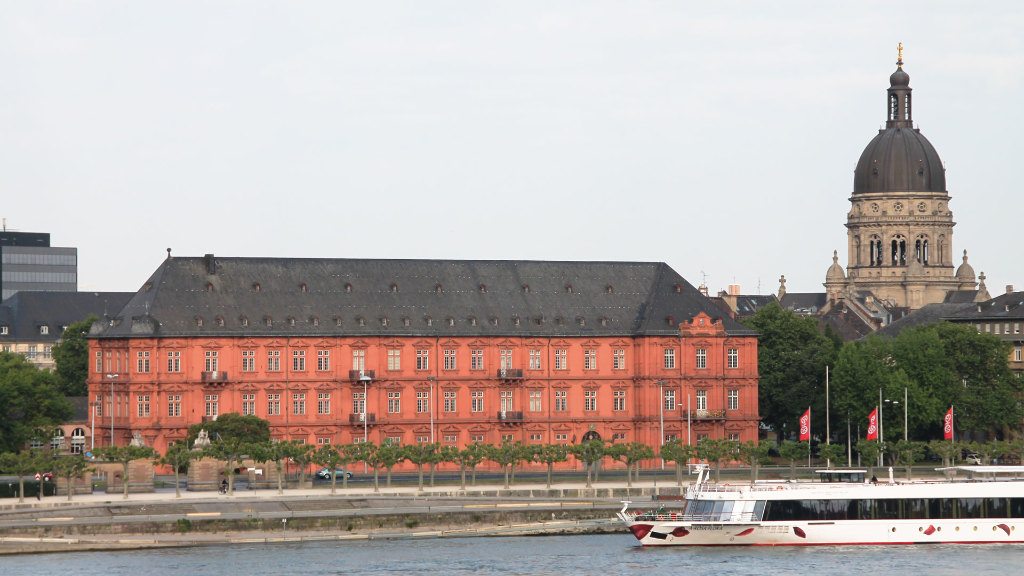 Sie sehen das Kurfürstliche Schloss in Mainz.