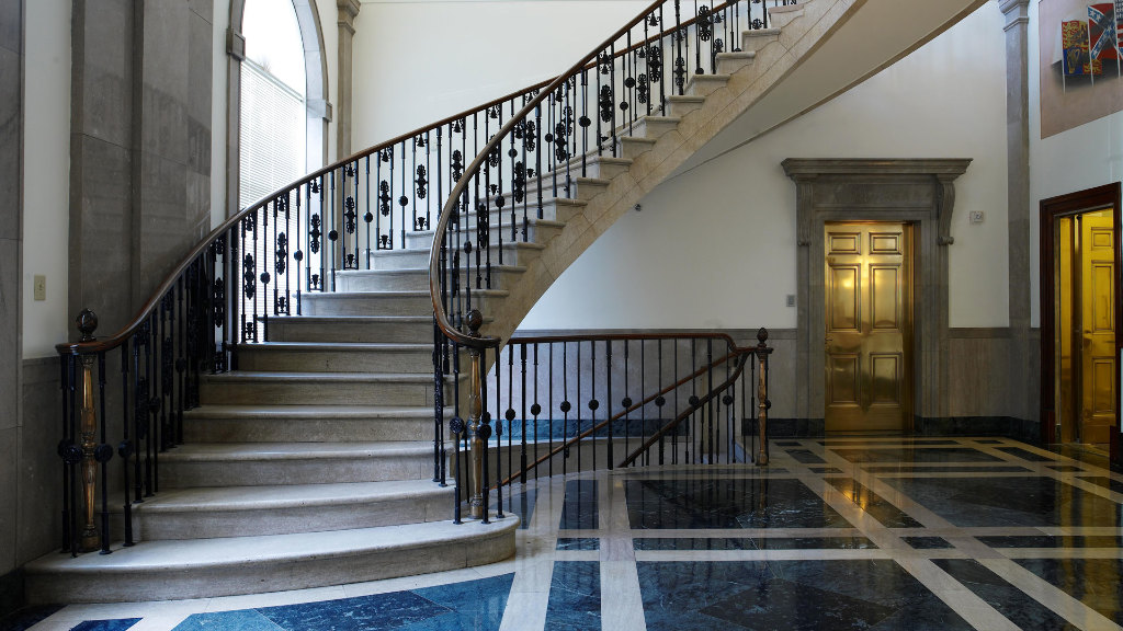 Sie sehen ein Treppenhaus.