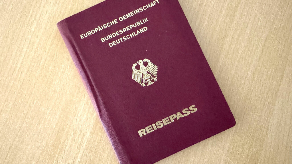 Sie sehen einen deutschen Reisepass.