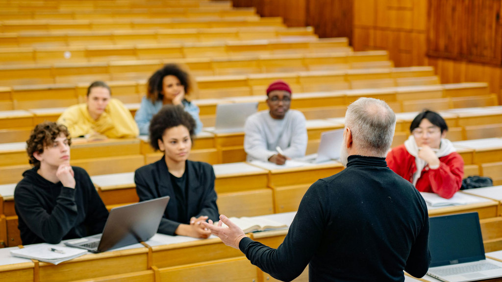 Sie sehen einen Professor an einer Universität, beim Halten einer Vorlesung.