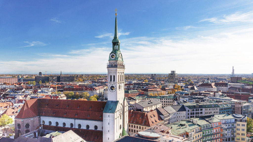 Sie sehen eine Panorama-Ansicht von München.