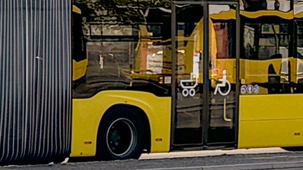 Sie sehen eine Großaufnahme der Tür eines Linienbusses.