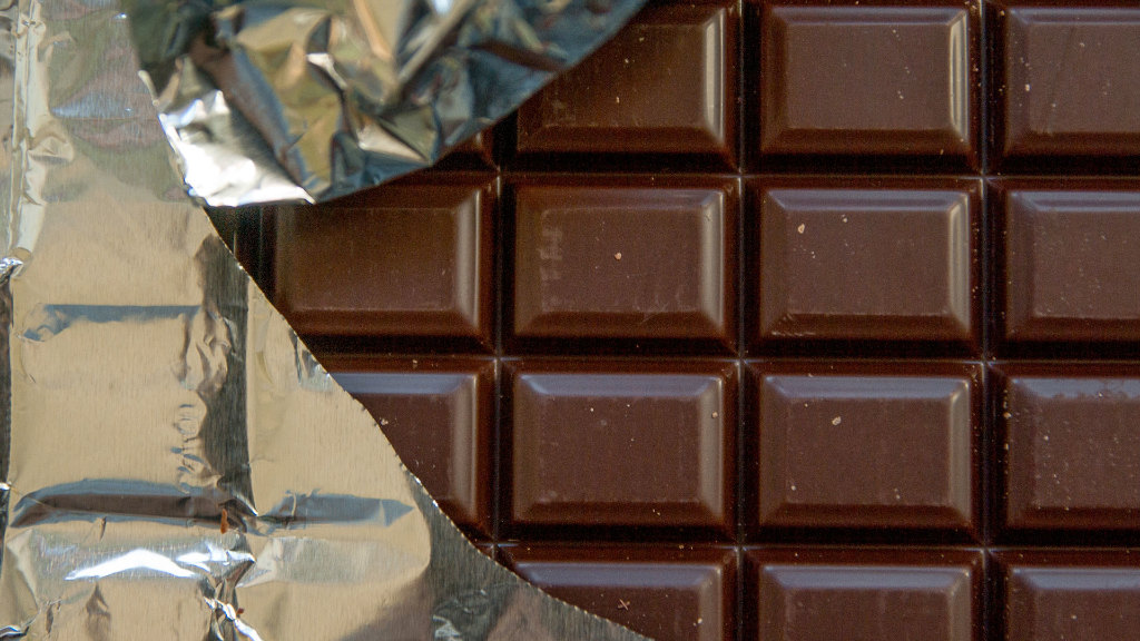 Sie sehen eine tafel dunkle Schokolade.