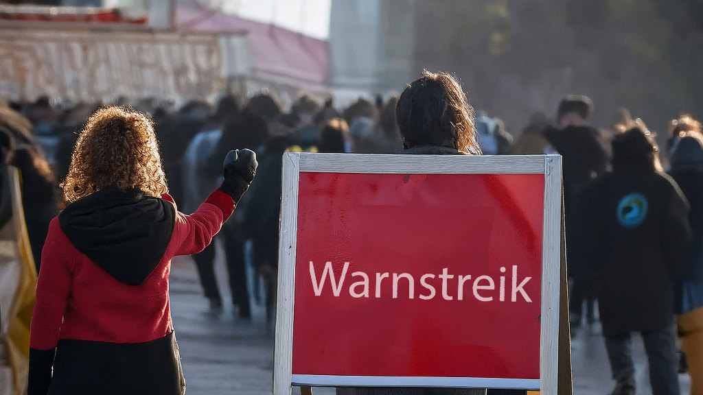 Sie eine Menschenmasse die streikt.