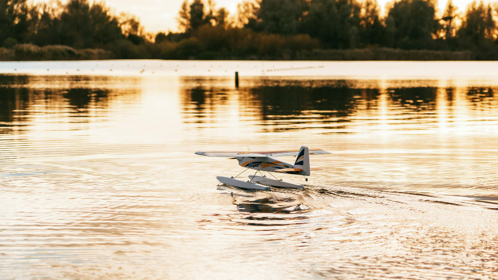 Sie sehen ein Modellflugzeug auf einem Gewässer.