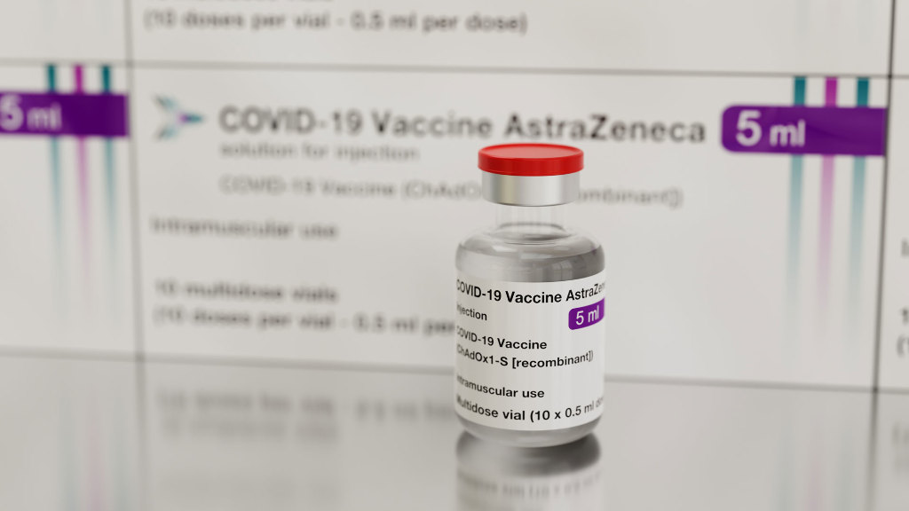 Sie sehen eine Ampulle mit dem Corona-Impfstoff von AstraZeneca.