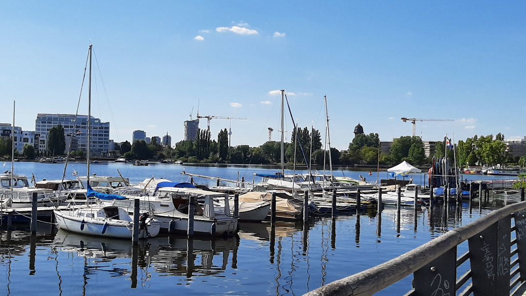 Sie sehen die Rummelsburger Bucht mit Booten.