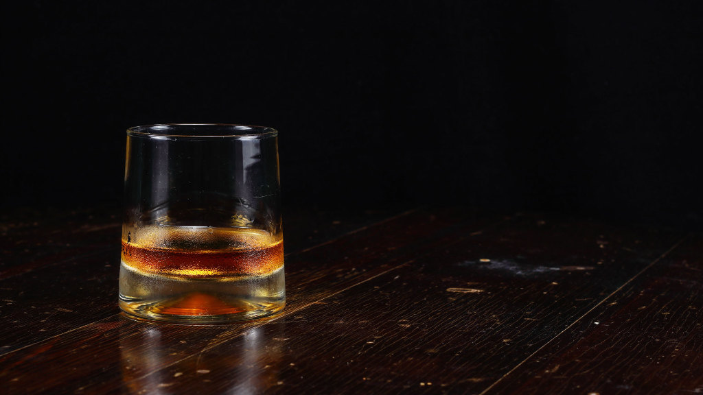 Sie sehen ein Whiskeyglas mit brauner Flüssigkeit.
