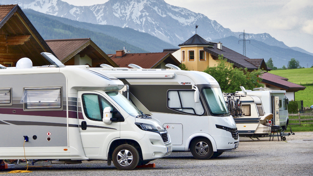 Sie sehen zwei abgestellte Wohnmoblie.
