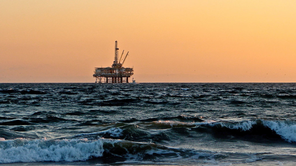 Sie sehen eine Bohrplattform auf dem Meer.