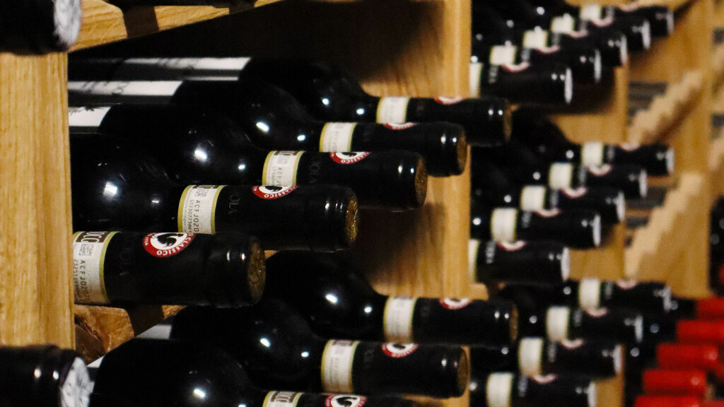 Sie sehen ein Weinregal in einem Weinkeller.