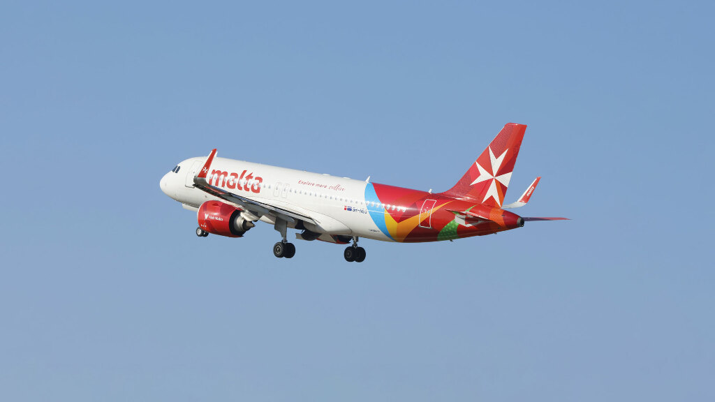 Sie sehen ein Flugzeug der Airline &bdquo;Malta Air&ldquo; beim Starten.