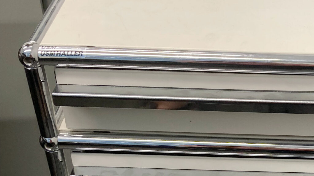 Sie sehen einen Schrank der Marke &bdquo;USM Haller&ldquo;.