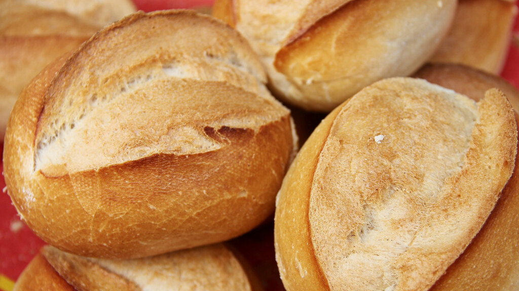 Sie sehen einen Haufen Brötchen.