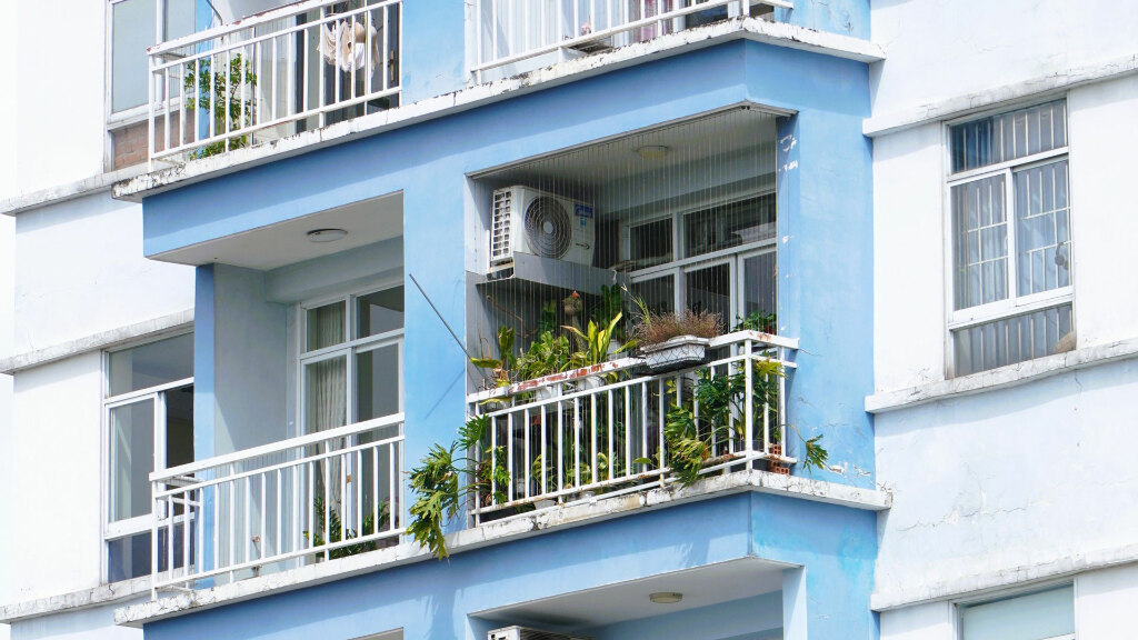 Sie sehen eine Klimaanlage auf einem Balkon.