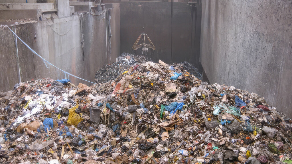 Sie sehen den Müllbunker einer Müllverbrennungsanlage.