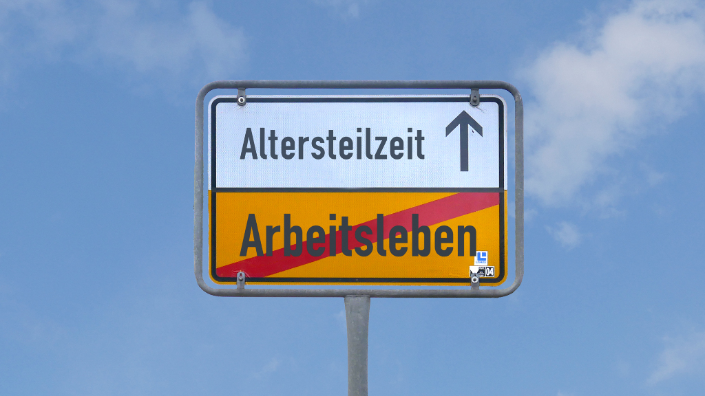 Sie sehen die Rückseite eines Ortschilds, welches den Wechsel vom „Arbeitsleben“ in die „Altersteilzeit“ symbolisiert.
