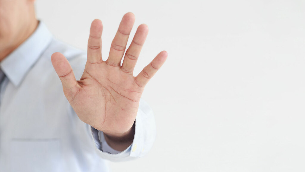 Sie sehen eine zur Abwehr erhobene Hand.