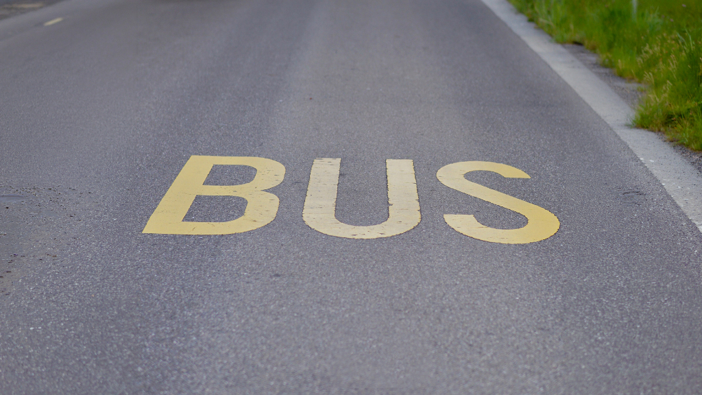 Sie sehen eine ausgewiesene Busspur in einer Stadtstraße.