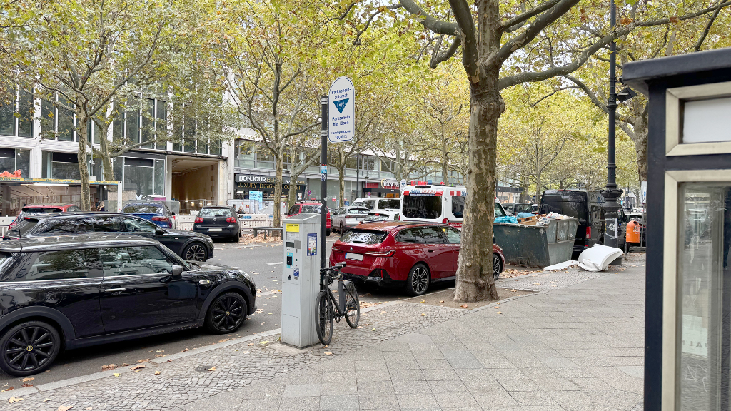 Sie sehen einen Parkscheinautomat am Kurfürstendamm im Berliner Stadtbezirk Charlottenburg-Wilmersdorf.