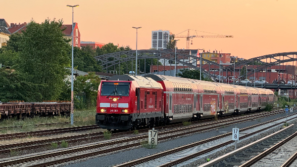 Sie sehen einen Regionalzug der Deutschen Bahn Region auf einer Leerfahrt.