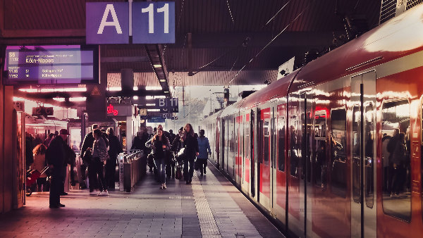 Sie sehen eine S-Bahn an einem vollen Bahnsteig.
